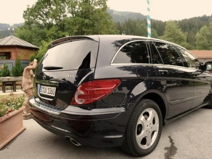 Gdzie jest akumulator w Mercedesie R-klasy?