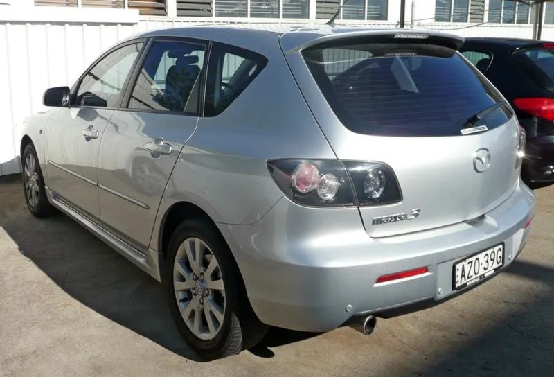 Gdzie jest filtr paliwa w Mazda 3 1.6 benzyna? Lokalizacja i wymiana