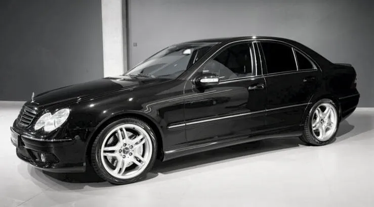 Gdzie znajduje się rozrusznik w Mercedesie W203? Oto praktyczny przewodnik