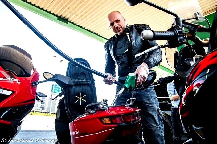 Ile pali motocykl? Realne spalanie i koszt przejazdu