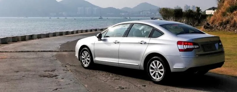 Jak łatwo wyjąć akumulator w Citroenie C5? Praktyczny przewodnik krok po kroku