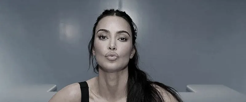 Kim Kardashian za kierownicą swojego wymarzonego Mercedesa i McLarena