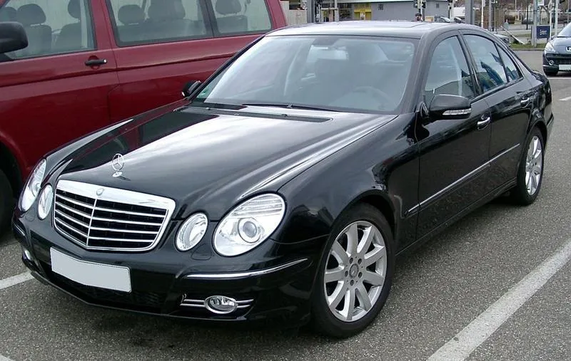 Mercedes W211 – gdzie znaleźć kod lakieru i jak go odczytać?