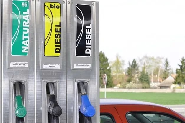 Olej napędowy: diesel czy benzyna? Odkryj kluczowe różnice między nimi