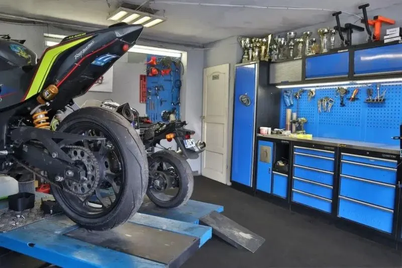 Warsztat motocyklowy – co jest potrzebne na start?
